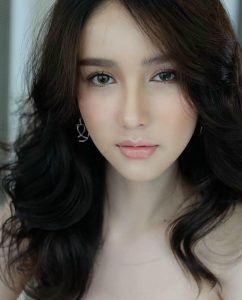 "A Maquiagem É Insatisfatório Para a Pele" 26